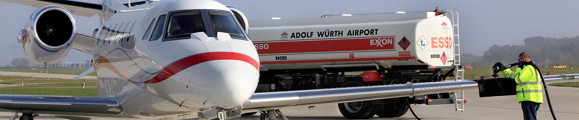 Service Flugzeug wird getankt